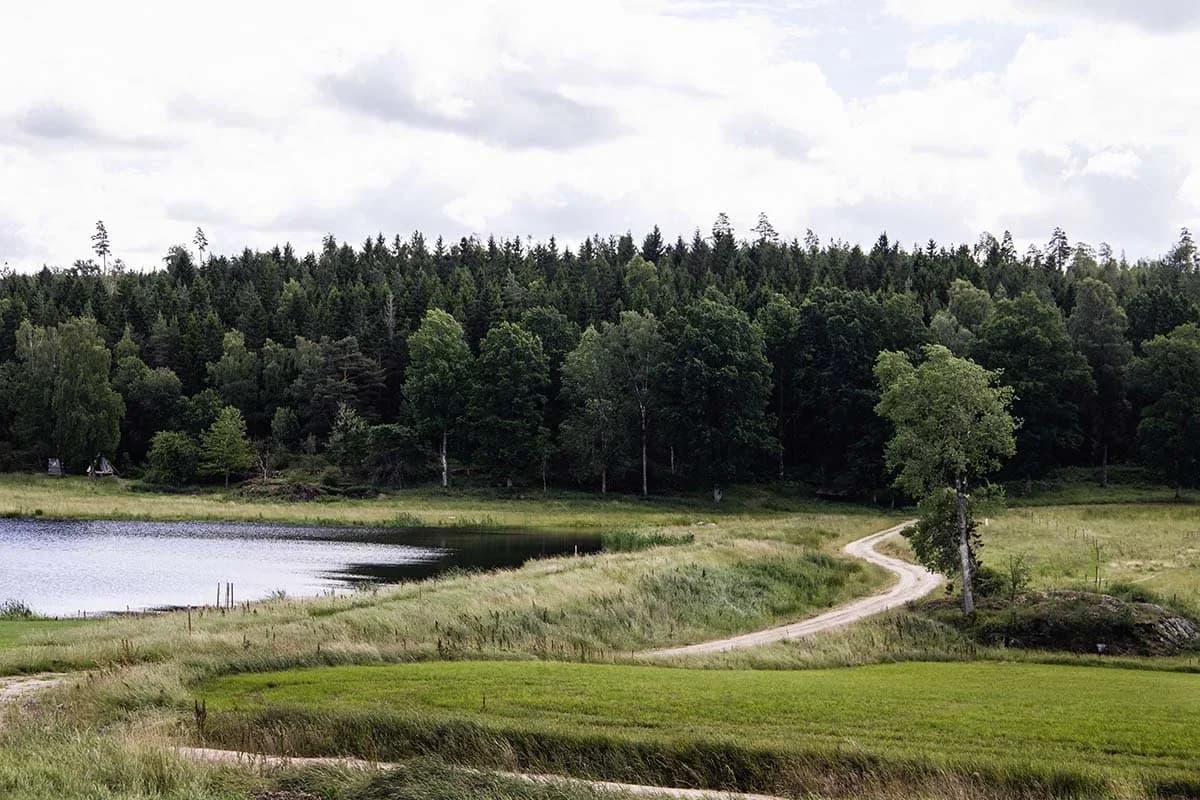 Släpp stressen och låt Dahlbogården Glamping förnya din själ i Västsveriges naturskön omgivningar!

Välkommen till Dahlbogården Glamping, där din dröm om en verkligt avkopplande semester blir verklighet. Upptäck denna naturskön plats i Alingsas, omgiven av spegelblanka sjöytor och blått vatten, naturens egen skönhet och harmoniska miljöer.

Här väntar naturvandring och utforskande trekking genom varierad terräng, fascinerande fågelskådning i naturens egen miljö och moderna faciliteter som panoramafönster, mörkläggningsgardiner. Perfekt för naturälskare och familjer som söker kvalitetsupplevelser.

Så varför tveka? Dahlbogården Glamping väntar på att välkomna dig till en oförglömlig upplevelse.