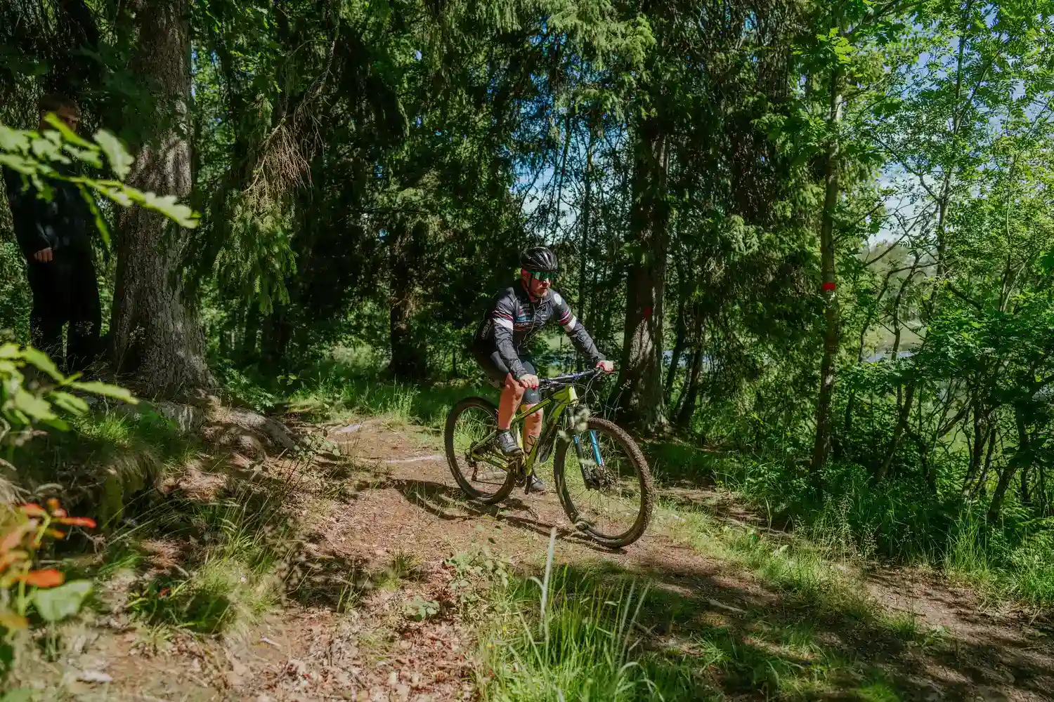 Upplev naturens lugn på Halle- och Hunneberg Glamping i Västsveriges fridfull omgivningar!

Välkommen till Halle- och Hunneberg Glamping, där din dröm om en verkligt avkopplande semester blir verklighet. Upptäck denna fridfull plats i Vargön, omgiven av naturens egen skönhet och harmoniska miljöer, lummiga skogspartier och doftande granskog.

Här väntar fascinerande fågelskådning i naturens egen miljö, naturens skönhet genom kamerans lins och fotografiexpeditioner och moderna faciliteter som frukost, grillplatser. Perfekt för Naturälskare, par, familjer som värdesätter komfort utan att ge avkall på naturupplevelsen.

Så varför tveka? Halle- och Hunneberg Glamping väntar på att välkomna dig till en oförglömlig upplevelse.