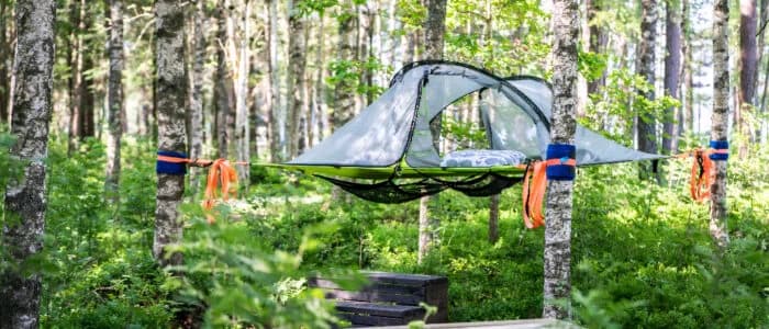 Upplev unik trädtälts-glamping vid Holsjön i Västsveriges naturskönhet!

Välkommen till Holsljunga Camping Trädtält, där din dröm om en verkligt avkopplande naturupplevelse blir verklighet. Upptäck denna fridfulla plats i Holsljunga, omgiven av Holsjöns glittrande vatten och lummiga skogar, naturens egen skönhet och harmoniska miljöer.

Här väntar unikt trädboende i fullutrustat trädtält med sovsäck, lakan och ficklampa per person, fascinerande naturpromenader och moderna faciliteter som inkluderad frukost. Perfekt för naturälskare och par som söker romantisk getaway.

Med Tentsile treetent och komplett camping-utrustning erbjuder vi den perfekta kombinationen av äventyr och komfort i Smålands vackra natur.

Så varför tveka? Holsljunga Camping Trädtält väntar på att välkomna dig till en oförglömlig naturupplevelse!