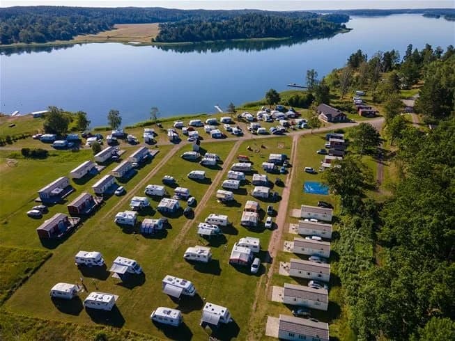 Släpp stressen och låt KustCamp Gamleby förnya din själ i Smålands exklusiv omgivningar!

Välkommen till KustCamp Gamleby, där din dröm om en verkligt avkopplande semester blir verklighet. Upptäck denna exklusiv plats i Gamleby, omgiven av havets rytmiska vågor och salta bris, sandiga stränder och klippiga kuster.

Här väntar fascinerande fågelskådning i naturens egen miljö och moderna faciliteter som restaurang, spa. Perfekt för familjer och naturälskare som söker både äventyr och komfort.

Så varför tveka? KustCamp Gamleby väntar på att välkomna dig till en oförglömlig upplevelse.