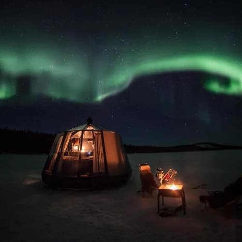 Peace & Quiet Hotel i Jokkmokk erbjuder off-grid lyx mitt i arktisk vildmark. Bo i unika glasrum som Floating Glass-room ovanför kristallklara vatten eller Mountain Glass-room bland nordiska toppar. Varje rum erbjuder hisnande utsikter och perfekt stillhet, inbjudande dig att försänka dig i naturens tystnad. Upplev norrsken, midnattssol och arktiska landskap direkt från ditt boende.