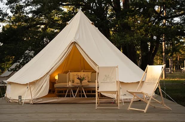 Bli först att uppleva Gotlands modernaste semesterby-satsning!

Sandvikens Strandby på Östergarnsland är Gotlands mest spännande utvecklingsprojekt – en helt ny semesterby där 31 moderna stugor växer fram runt det centrala servicehusets gemenskap och restaurang Salt & Sand.

Här pågår något unikt: skapandet av en semesterby för 2000-talet där hållbarhet, modern arkitektur och gotländsk charm förenas. Redan nu kan du bo i de första stugorna och vara med när denna vision blir verklighet.

Perfekt för dig som vill vara först med det nya, uppleva modern semesterkomfort och samtidigt vara del av Gotlands turistiska framtid. Salt & Sand serverar dagens fångst medan du tittar på hur din framtida favoritsemesterby byggs runt dig.