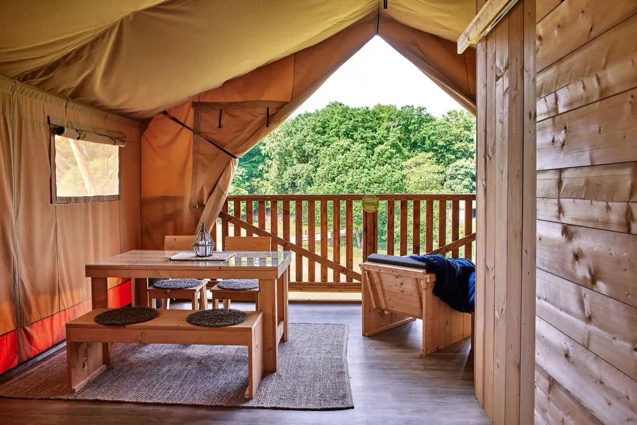 Unik glamping i tältstugor med kronhjortar som grannar