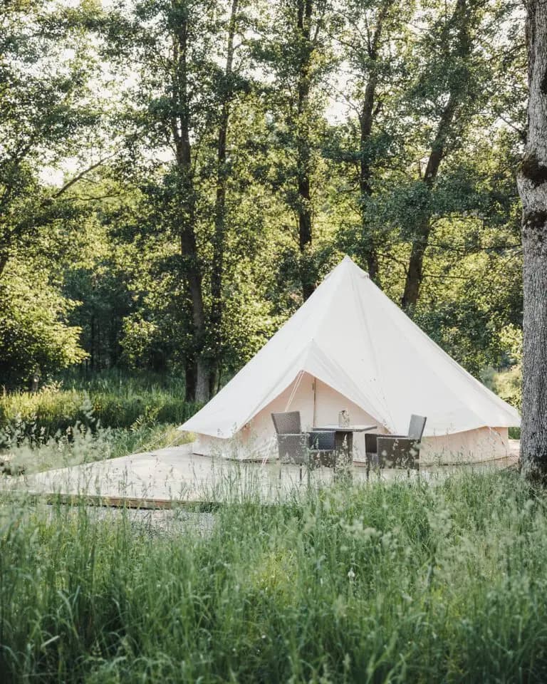 Upptäck naturens lugn på Stora Djupsås Glamping! i Västsveriges spektakulär omgivningar!

Välkommen till Stora Djupsås Glamping, där din dröm om en verkligt avkopplande semester blir verklighet. Upptäck denna spektakulär plats i Nossebro, omgiven av naturens egen skönhet och harmoniska miljöer.

Här väntar naturens skönhet genom kamerans lins och fotografiexpeditioner, naturvandring och utforskande trekking genom varierad terräng och moderna faciliteter som omfattande service. Perfekt för naturälskare och familjer som söker kvalitetsupplevelser.

Så varför tveka? Stora Djupsås Glamping väntar på att välkomna dig till en oförglömlig upplevelse.
