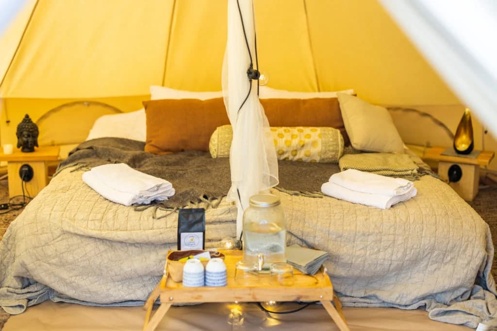 Upplev naturens lugn på Surfviken Glamping i Västsveriges unik omgivningar!

Välkommen till Surfviken Glamping, där din dröm om en verkligt avkopplande semester blir verklighet. Upptäck denna unik plats i Stenungsund, omgiven av havets rytmiska vågor och salta bris, sandiga stränder och klippiga kuster.

Här väntar naturens skönhet genom kamerans lins och fotografiexpeditioner, naturvandring och utforskande trekking genom varierad terräng och moderna faciliteter som frukost. Perfekt för naturälskare och familjer som söker kvalitetsupplevelser.

Så varför tveka? Surfviken Glamping väntar på att välkomna dig till en oförglömlig upplevelse.