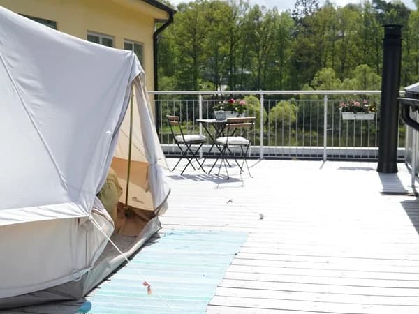 Släpp stressen och låt The Tannery Club förnya din själ i Västsveriges fascinerande omgivningar!

Välkommen till The Tannery Club, där din dröm om en verkligt avkopplande semester blir verklighet. Upptäck denna fascinerande plats i Floda, omgiven av lummiga skogspartier och doftande granskog, naturens egen skönhet och harmoniska miljöer.

Här väntar naturvandring och utforskande trekking genom varierad terräng, naturens skönhet genom kamerans lins och fotografiexpeditioner och moderna faciliteter som spa, restaurang. Perfekt för Lyxresenärer, naturentusiaster, par, familjer som söker premium utomhusupplevelser.

Så varför tveka? The Tannery Club väntar på att välkomna dig till en oförglömlig upplevelse.