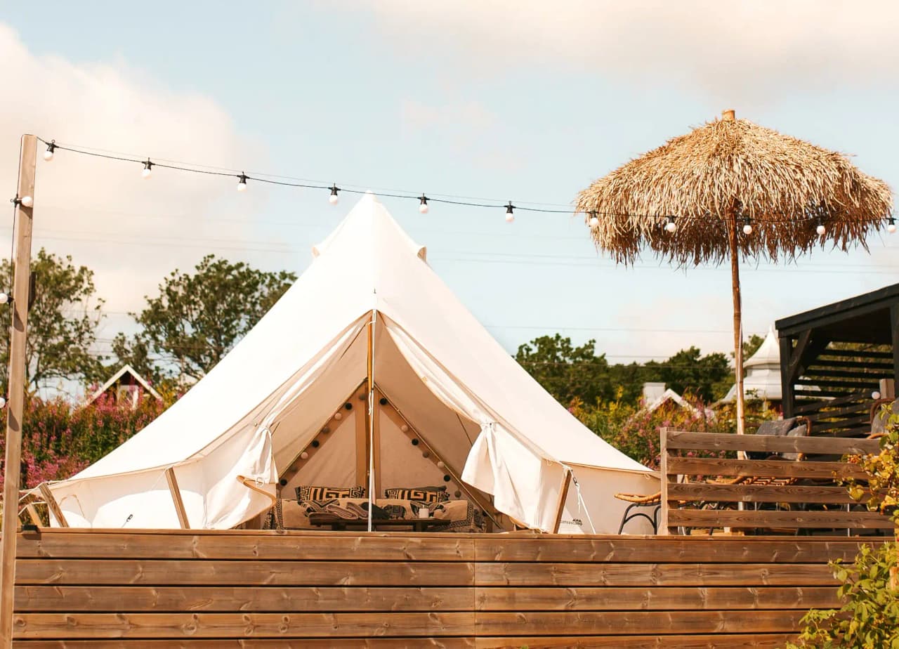 Vättervy Glamping vid Vätterns strand erbjuder 4 canvastält med sjöutsikt, ravinstuga och attefallshus. Vakna med utsikt över Vättern, njut av gemensamt utekök med pizzaugn och upplev naturens lugn i Habo. Perfekt för par och familjer.