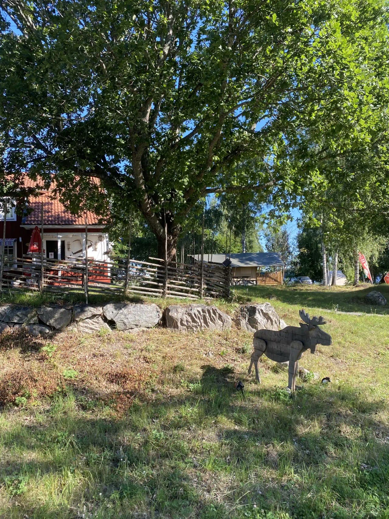 Upplev glamping i Dalarna! Bo i lyxiga safaritält vid Dalälven på Falkudden Camping. Nära Färnebofjärden. Perfekt för fiske, kanot & natur.