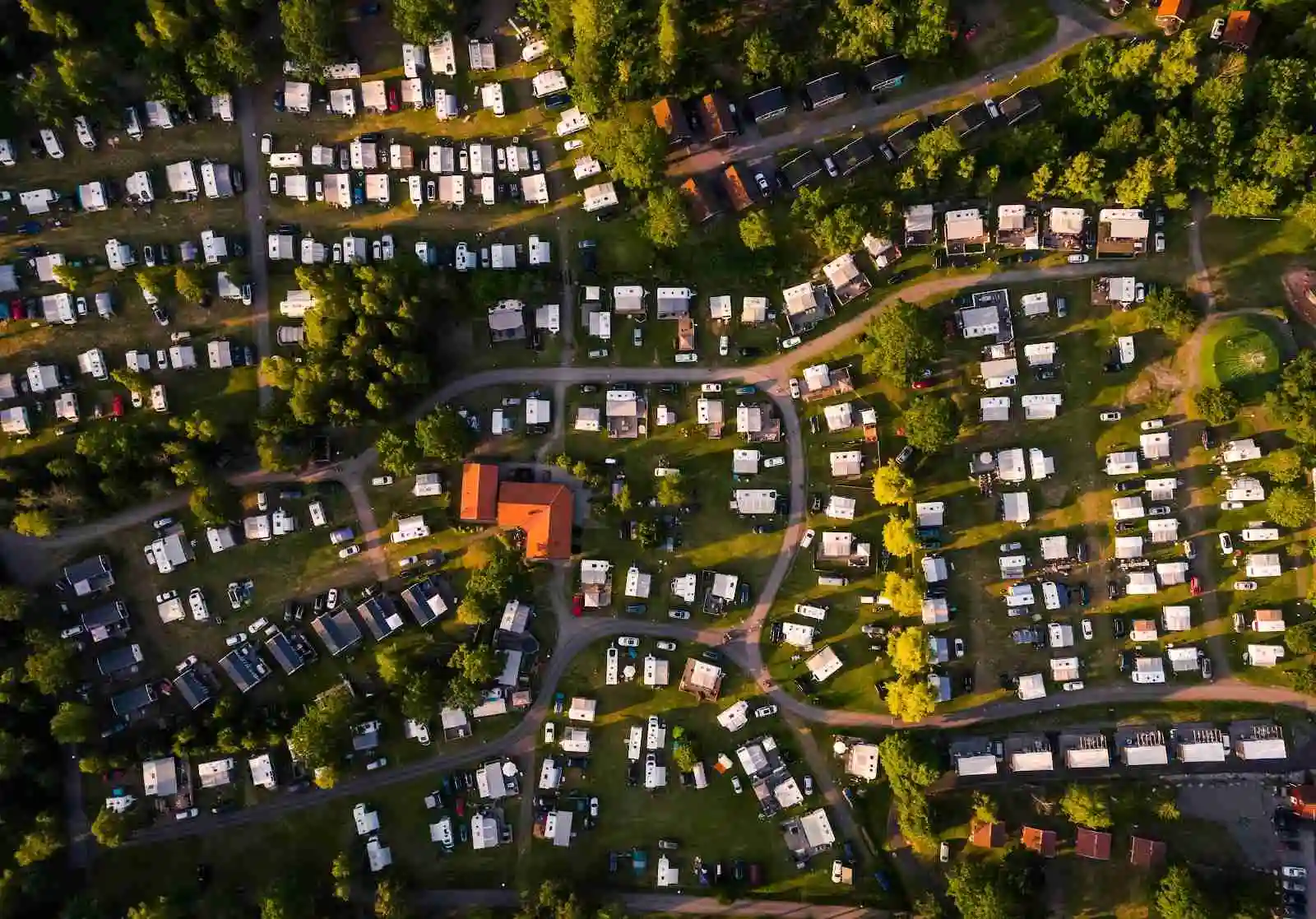 Upplev lyxig glamping i Västerviks skärgård! Västervik Resort erbjuder bekväma tält, havsbad, spa, äventyrsbad & massor av aktiviteter för hela familjen.