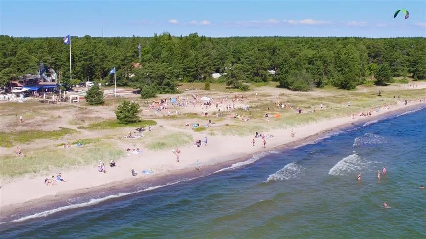Upplev lyxig glamping i Ljugarn på Gotland! Strandnära boende med pool, café & aktiviteter. Boka din bekväma naturupplevelse på Ljugarns Semesterby!