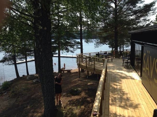 Upplev unik glamping vid Sävsjön i Värmland! Njut av fiske, bad & natur på Grums Fish n' Camp. Boka bekväma tält för lugn och ro vid sjön. Hund välkommen!