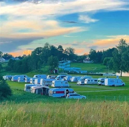 Upplev lyxig glamping vid Sannabadet i Fjugesta! Njut av pooler, aktiviteter & Kilsbergens utsikt. Familje- & husdjursvänligt boende nära naturen.