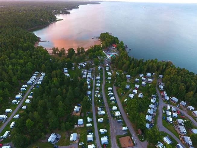 Upplev lyxig glamping & resortliv vid Vänerns strand! Ursand Resort & Camping erbjuder pool, spa, strand, restauranger & massor av aktiviteter. Boka nu!