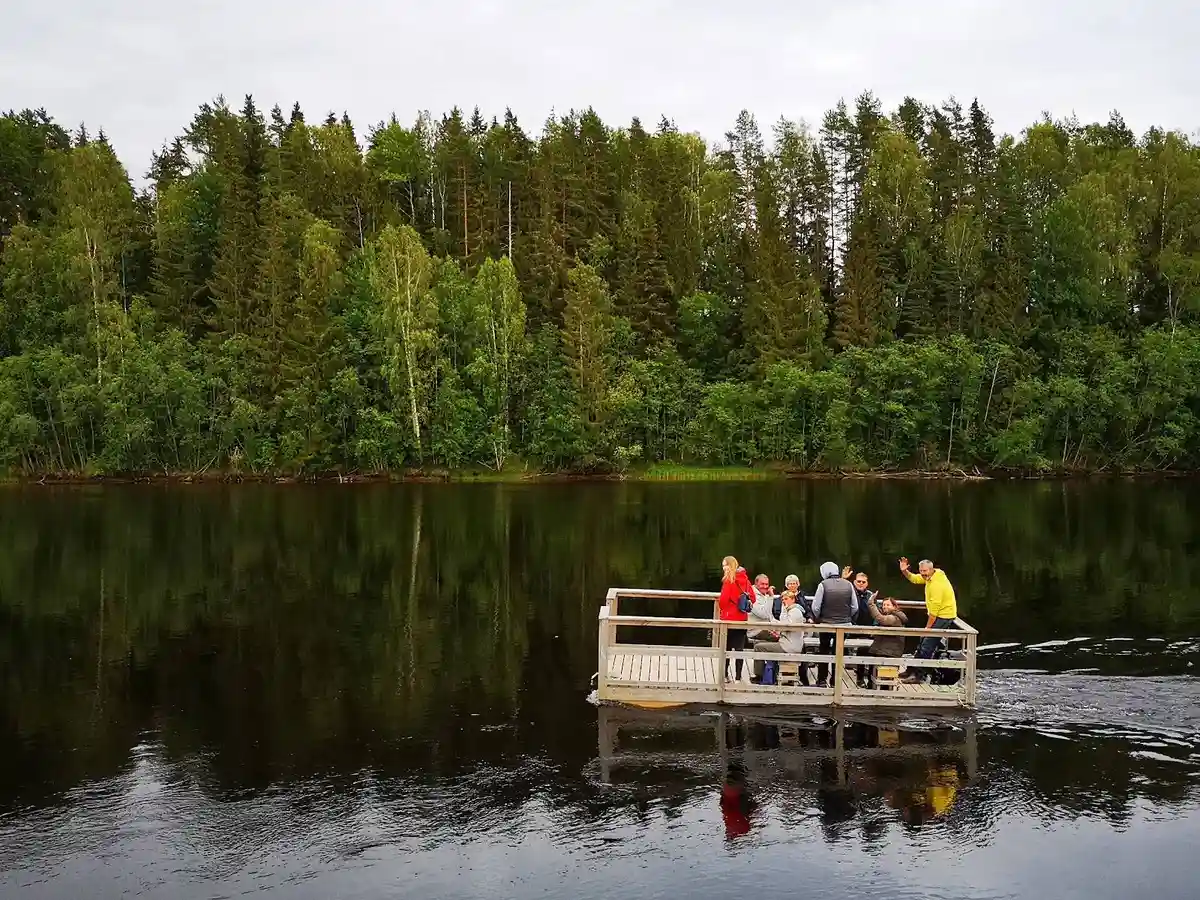 Upplev unik safari-glamping i Ransäter, Värmland! Bo bekvämt vid Klarälven med fiske, kanot, safari & familjeaktiviteter på Storängens Camping.