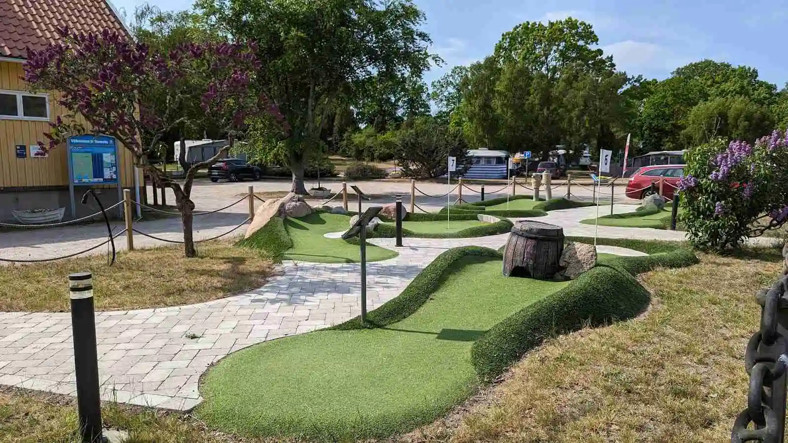 Upplev lyxig glamping vid havet på Ronneby Havscamping i Blekinge! Njut av pool, natur, skärgård & bekväma tält. Boka din unika semester idag!