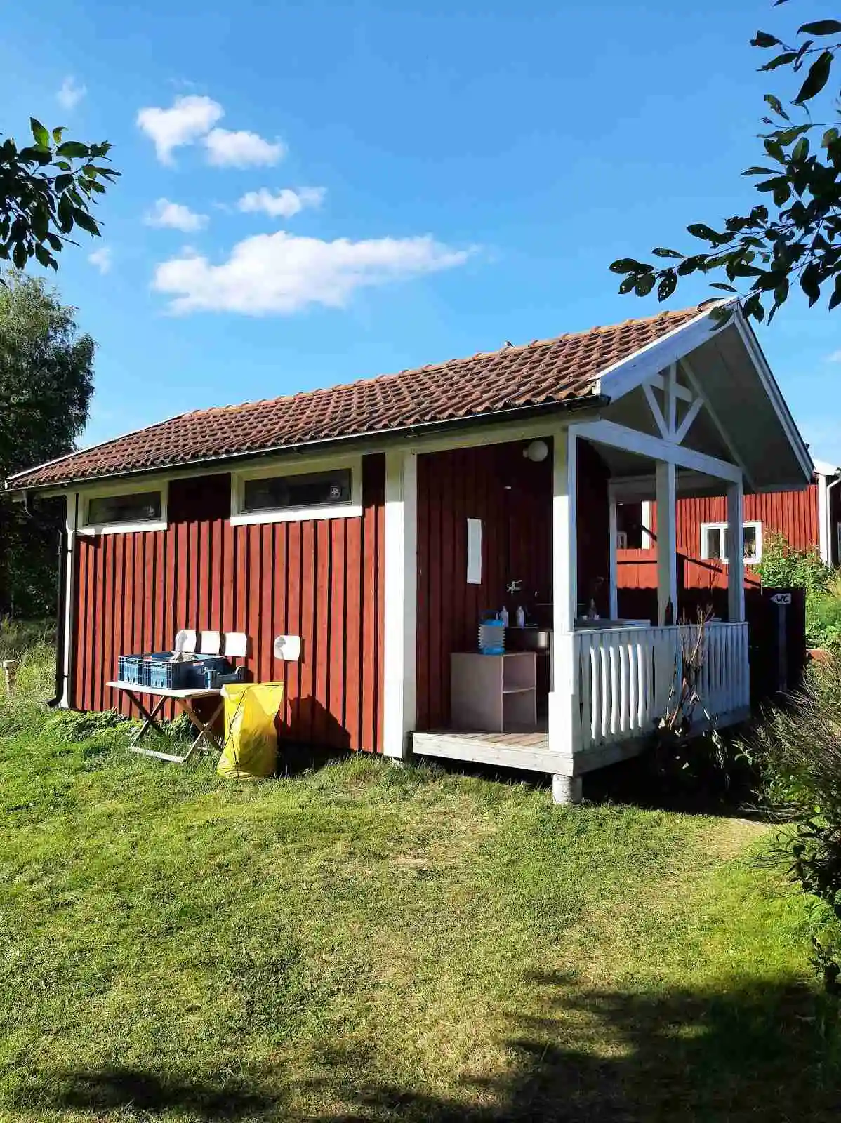 Upplev unik glamping vid Sörälgen i Bergslagen! Njut av bekväma tält vid sjön, bastu, kanot, fiske & vandring i Hökhöjdens naturreservat. Lugn & ro.