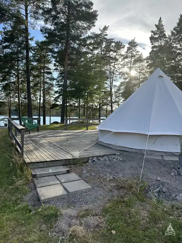 Upplev exklusiv glamping vid sjön Viken på Strömsnäs Naturcamping. Njut av komfortabla tält, bad, fiske, padel & närhet till Tiveden. Boka din naturlyx!