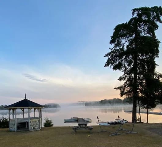 Upplev naturnära glamping vid sjön Försjön på Movänta Camping i Småland. Bekvämt boende, familjevänliga aktiviteter & vacker natur nära Hult/Eksjö.