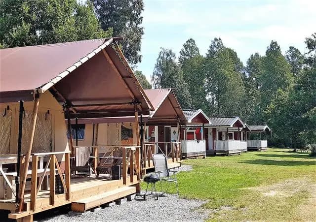 Upplev unik glamping i Småland vid sjön Mycklaflon! Lyxiga safaritält & mysiga belltält nära Eksjö. Fiske, bad, natur & avkoppling väntar på dig.